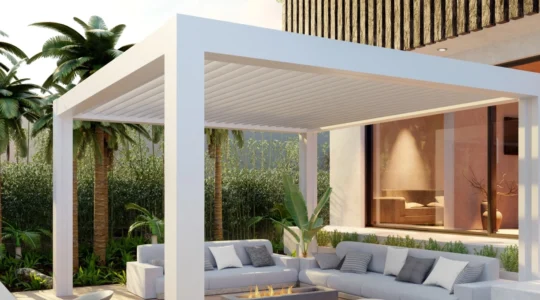 decouvrez-comment-une-pergola-peut-prolonger-visuellement-une-veranda-ou-une-extension